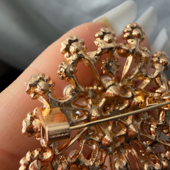Elegant Gold and Pearl Brooch - Picture 6 of 11